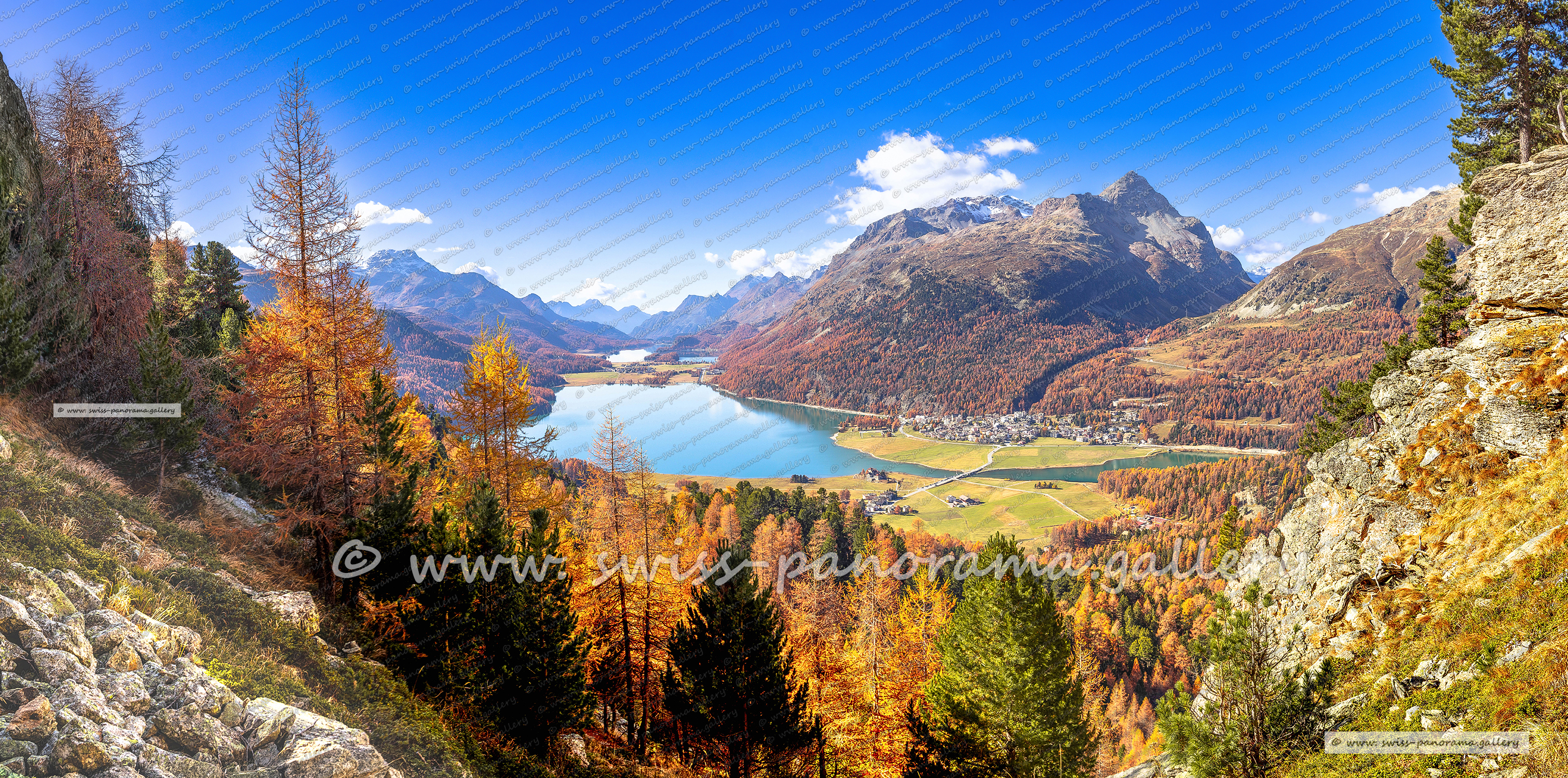 Silvaplanersee - Schwarzeis mit vom Winde verwehten Schneeverwehungen.