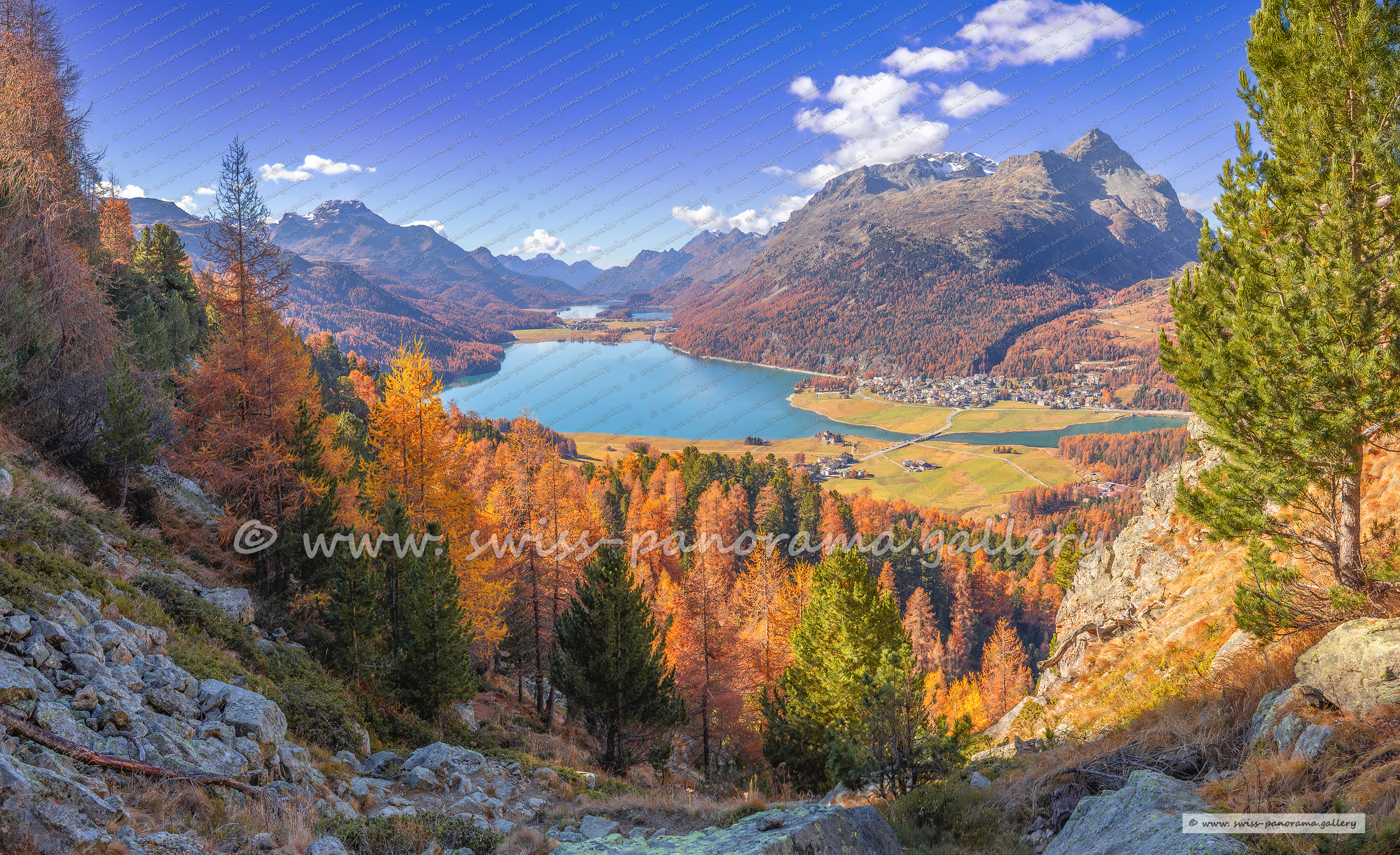 Silvaplanersee - Schwarzeis mit vom Winde verwehten Schneeverwehungen.